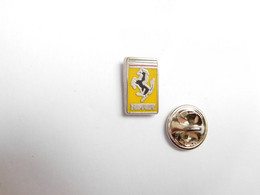 Beau Pin's , Logo Auto Ferrari , En Zamac ,  Dimensions : 9x15 Mm , Scuderia Ferrari , Verso Quadrillé - Ferrari