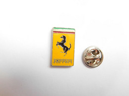 Beau Pin's , Logo Auto Ferrari , En Zamac ,  Dimensions : 12,5x21 Mm , Scuderia Ferrari , Fond Orange , Verso Quadrillé - Ferrari