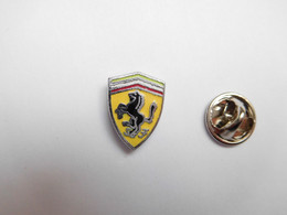 Superbe Pin's , Logo Auto Ferrari , En EGF ,  Dimensions : 12x16 Mm , Scuderia Ferrari  , Verso Lisse - Ferrari