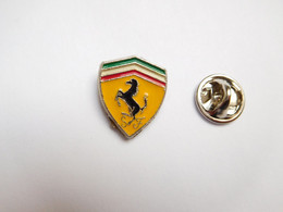 Superbe Pin's , Logo Auto Ferrari , En Relief ,  Dimensions : 15x18 Mm , Scuderia Ferrari  , Verso Quadrillé - Ferrari