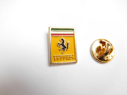 Superbe Pin's , Logo Auto Ferrari , En Relief ,  Dimensions : 12,5x16,5 Mm , Scuderia Ferrari  , Verso Lisse - Ferrari