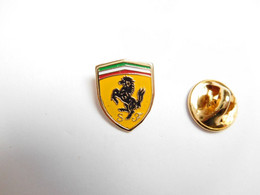 Superbe Pin's , Logo Auto Ferrari , En Tôle Peinte ,  Dimensions : 12x15 Mm , Scuderia Ferrari  , Verso Lisse - Ferrari