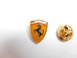 Superbe Pin's , Logo Auto Ferrari , époxy ,  Dimensions : 12x16 Mm , Scuderia Ferrari  , Verso Lisse - Ferrari