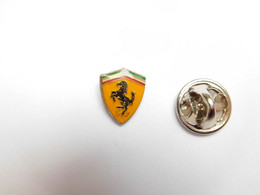 Beau Mini Pin's , Logo Auto Ferrari , époxy ,  Dimensions : 10x12 Mm , Scuderia Ferrari  , Verso Quadrillé - Ferrari