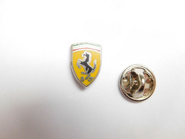 Beau Mini Pin's , Logo Auto Ferrari , En Zamac ,  Dimensions : 10x14 Mm , Scuderia Ferrari  , Verso Quadrillé - Ferrari