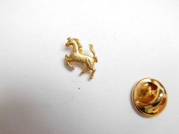 Superbe Mini Pin's , Logo Auto Ferrari , Cheval Cabré En Relief , Dimensions : 10x12 Mm , Scuderia Ferrari  , Doré - Ferrari