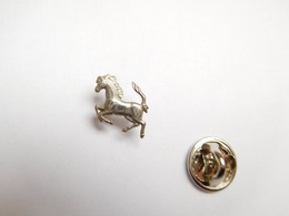 Superbe Mini Pin's , Logo Auto Ferrari , Cheval Cabré En Relief , Dimensions : 10x12 Mm , Scuderia Ferrari  , Argent - Ferrari