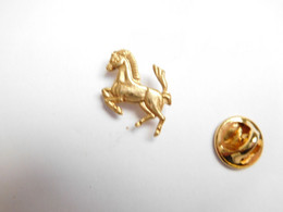 Beau Pin's , Logo Auto Ferrari , Cheval Cabré En Relief , Dimensions : 14x16 Mm , Scuderia Ferrari  , Doré - Ferrari