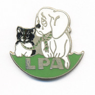 Pin's Animal - Protection / LPA (Ligue Protection Animale) Avec Chat Et Chien - Cartouche Vert. Est. MCV. EGF. T879-17 - Animaux