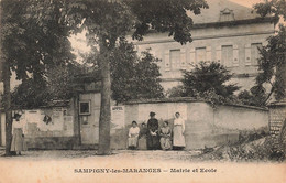 CPA Sampigny Les Maranges - Mairie Et Ecole - Femmes Devant Un Mur - Other & Unclassified