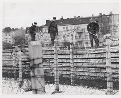 EAST BERLIN ,EXTENSION OF THE WALL IN THE NORTH OF BERLIN NEAR WILHELMERUH STATION PRESS PHOTO - Berliner Mauer