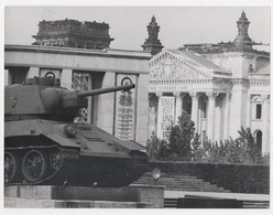 BERLIN WEST MEMORIAL BUILT BYE THE SOVIETS IN HONOUR OF THE CONGUER OF BERLIN 1945 PRESS PHOTO - Berlijnse Muur