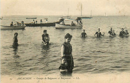 Arcachon * Groupe De Baigneurs Et Baigneuses * Mode Maillot De Bains * Bateau - Arcachon