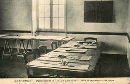 Lesneven * école Pensionnat N.d. De Lourdes , Salle De Repassage Et De Coupe * Fer à Repasser Mode - Lesneven