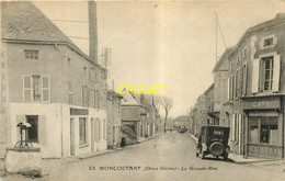 79 Moncoutant, La Grande Rue, Beau Tacot Devant Le Café, Visuel Pas Courant - Moncoutant
