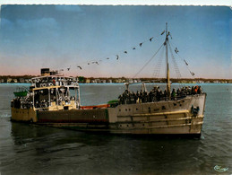 Royan * Bateau Bac Ferry Navire Assurant Le Service * Pointe De Grave - Royan