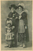 Pont Aven * Mr & Mme E. CUEFF Bardes Bretons Et Leur Fille Annick * Coiffe Costume Bretagne Finistère - Pont Aven