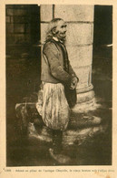 Chateaulin ( éditeur Le Doaré ) * Adossé Au Pilier De L'antique Chapelle , Le Vieux Breton Suit L'office Divin ! - Châteaulin