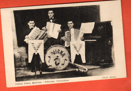 OAC-11 Vigna Musiciens Et Fabricants D'accordéon.  Photo Sontay NC - Cabaret