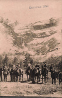 CPA Gavarnie 1926 - Carte Photo D'un Groupe De Personnes Dont Femmes En Amazone Sur Chevaux Devant La Montagne - Gavarnie