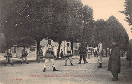 CPA - MILITARIAT - Troyes - Boulevard Du 14 Juillet - Chasseurs à Pied à L'exercice - Maniobras