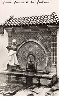 ALGERIE - S02271 - Catre Photo - Scènes & Types - Jeune Femme à La Fontaine - Seins Nus - L1 - Femmes