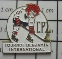 510c Pin's Pins / Beau Et Rare / SPORTS / HOCKEY SUR GLACE TOURNOI BENJAMIN INTERNATIONAL - Sports D'hiver