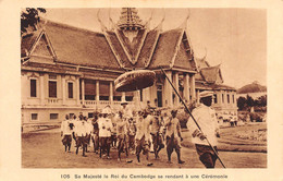 Sa Majesté Le Roi Du Cambodge Se Rendant à Une Cérémonie (Cambodge-Asie-Asia-Asien) Royauté-Noblesse -Couronne Royale - Cambodia