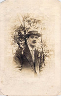 CPA Thème - Photogarphie - Carte Photo - Portrait D'un Homme En Noir Et Blanc - Nature - Carte Nuage - Chapeau - Photographie