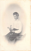 CPA Thème - Photogarphie - Carte Photo - Portrait D'une Femme Assise Et Tenant Deux Roses Dans Les Main - K. LTD. - Photographie