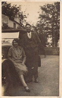 CPA Thème - Photogarphie - Carte Photo - Portrait D'un Couple Pres D'une Voiture - Costume - Noir Et Blanc - Bijoux - Photographie