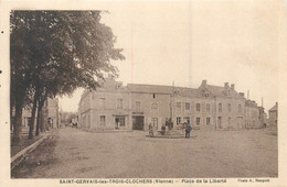 CPA 86 Vienne Saint Gervais Les Trois Clochers Place De La Liberté - Saint Gervais Les Trois Clochers