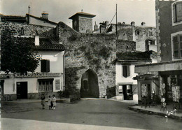 St Jean Pied De Port * La Place Du Marché Et Porte De La Rue De L'église * Restaurant EDOUARD - Saint Jean Pied De Port