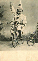 Enfant Déguisé En Pierrot Sur Un Jouet Vélo Tricycle * CPA * Cycle Vélo Jeu Jouet Jeux Enfants - Games & Toys