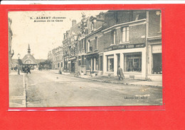 Delcampe - 80 ALBERT Cpa Animée Commerce CHASSE PECHE Avenue De La Gare 3 Lib Col - Albert