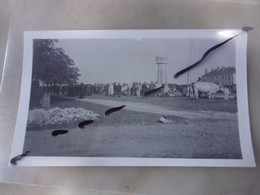 ♥️     PHOTO AMATEUR BAUGY AOUT 1946 UN JOUR DE FOIRE FOIRAIL - Otros & Sin Clasificación