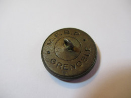 Vénerie/1 Bouton Ancien De Livrée De Garde-Chasse/Renard En Pied/M.F.B.P. Grenoble/Début-XXéme    BOUT159 - Buttons