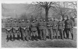 Carte-Photo Armée Suisse - Militaire - Schweizer Armee - Militaria Groupe De Soldats Avec Officier - Otros & Sin Clasificación