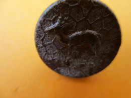 Delcampe - Bouton Ancien De Garde-Chasse /  CERF Marchant / Fabricant Paris/ Début XXème                                  BOUT179 - Botones