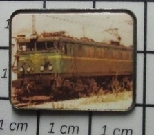 1315c Pin's Pins / Beau Et Rare / TRANSPORTS / LOCOMOTIVE A IDENTIFIER PHOTO COULEUR - Transports