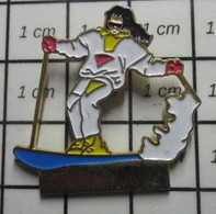 1315c Pin's Pins / Beau Et Rare : SPORTS / SKI SKIEUSE BRUNE - Sports D'hiver