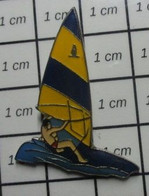 1315c Pin's Pins / Beau Et Rare /  SPORTS / PLANCHE A VOILE MULTICOLORE VELIPLANCHISTE Grand Pin's - Sailing, Yachting