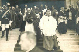 Bayeux * Carte Photo * Le Pape PIE XII à La Sortie De L'église * Papus Pope Religion Religieux * Photo POL JOUART - Bayeux