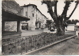 84 SARRIANS  Le Lavoir Et La Place - Sarrians