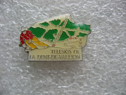 Pin's Des Téléskis De La "Dent De Vaulion", Sommet Du Jura Vaudois Qui Culmine à 1 483 M D'altitude - Sports D'hiver