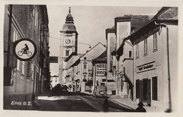 AK - ENNS - Strassenpartie Mit Stadtturm Und Hotel Zum Goldenen Ochsen 1942 - Enns