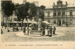 Bayonne * La Place St Esprit * La Fontaine Et Inscription Maritime * Villageois - Bayonne