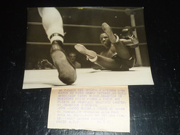 BOXEUR BOXE - PHOTO DE PRESSE ; LE NOIR AMERICAIN DAVEY MOORE, VS FRANCAIS GRACIEUX LAMPERTI ... (DOC-F(2)) - Boxe