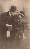 CPA Joyeux Noel - Couple Sous La Neige - Sapin Et Cadeaux - Autres & Non Classés