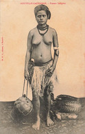 CPA NOUVELLE CALEDONIE - Femme Indigene - W H L Editeur - Femme Seins Nus Avec Pagne Et Collier - Nouvelle-Calédonie